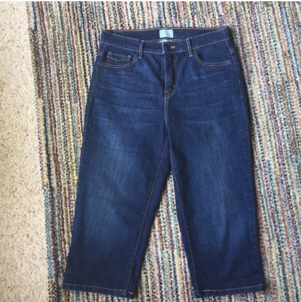 Women's Levi Slimming Capris